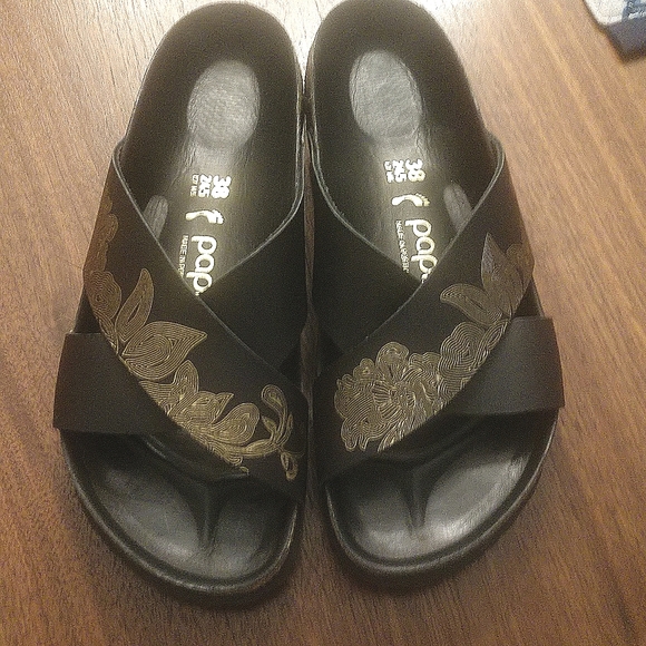 BIRKENSTOCK - Leather - Black & Gold sandals. Size 38 or 7/7.5. LIKE NEW - Picture 2 of 8